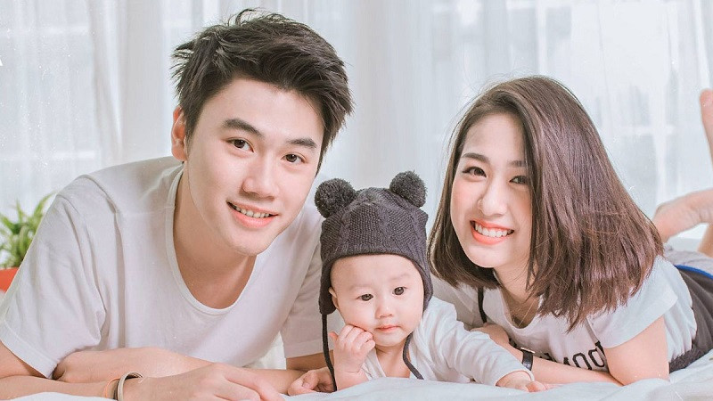 Gia đình 4 người mặc đồ tông kem, tạo dáng thân mật trong studio