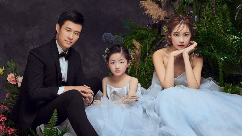 Gia đình 4 người mặc đồ trắng, chụp ảnh studio phong cách Hàn Quốc