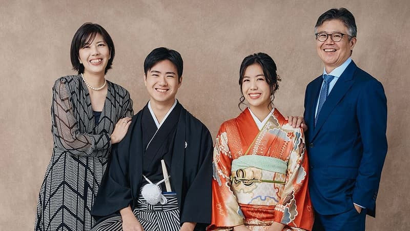 Gia đình 4 người mặc đồ truyền thống, chụp ảnh trong phòng tatami