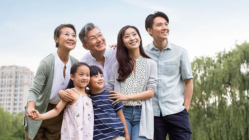 Gia đình 4 người mặc đồ truyền thống Trung Quốc, tạo dáng trang trọng