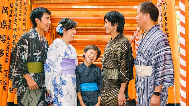 Gia đình 4 người mặc Kimono và Yukata, chụp ảnh trong vườn Nhật Bản