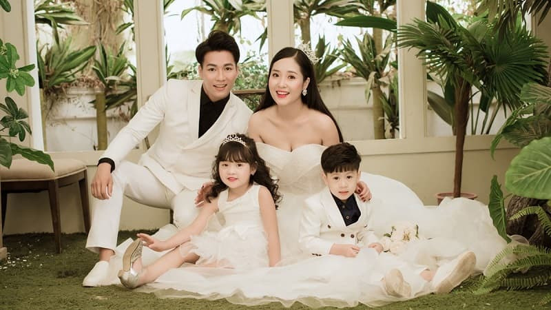 Gia đình 4 người mặc vest và váy nhẹ nhàng, chụp ảnh chân dung