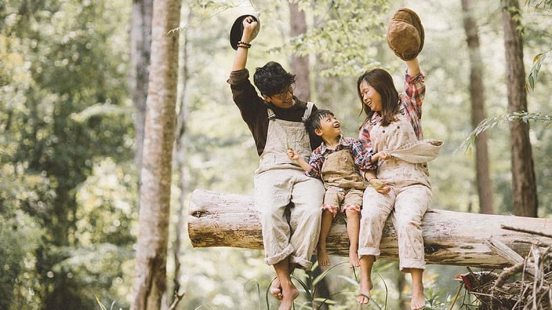 Gia đình 4 người ngồi đọc sách cùng nhau trong studio sáng sủa