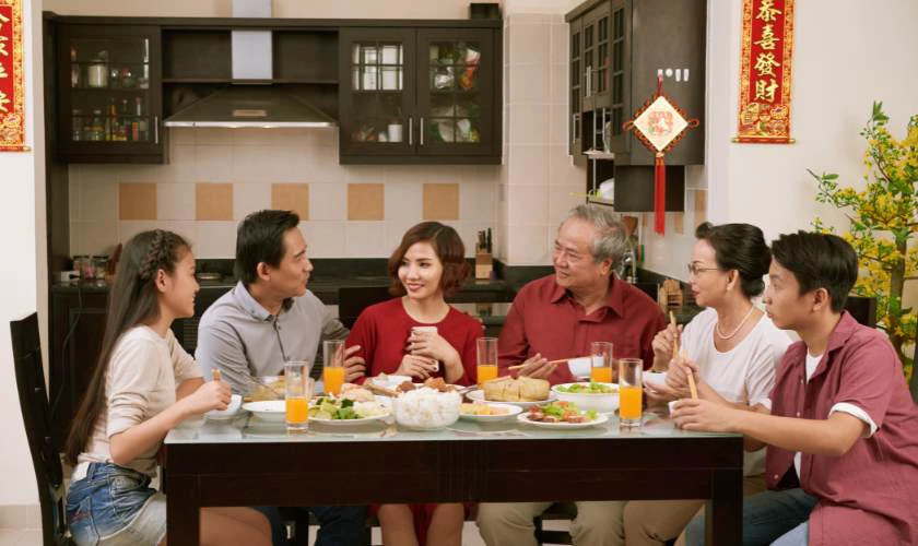 Gia đình ba thế hệ tụ họp quây quần trong ngày Tết