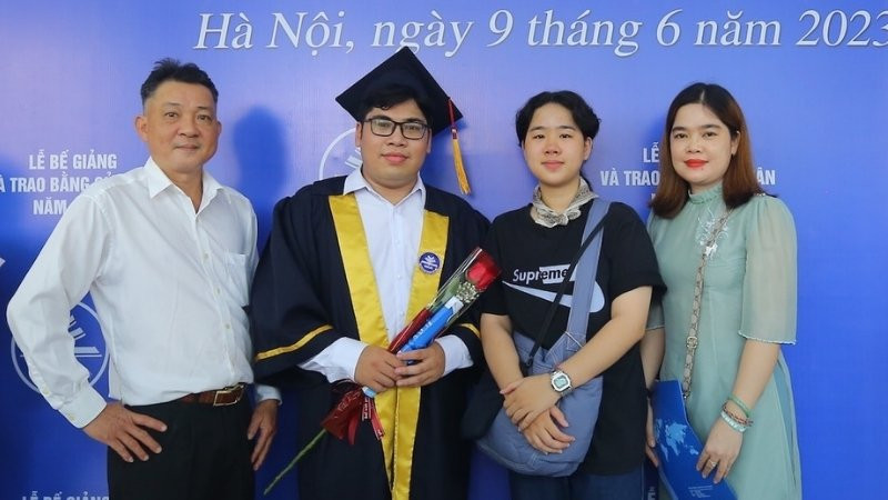 Gia đình chụp ảnh cùng sinh viên tốt nghiệp áo cử nhân