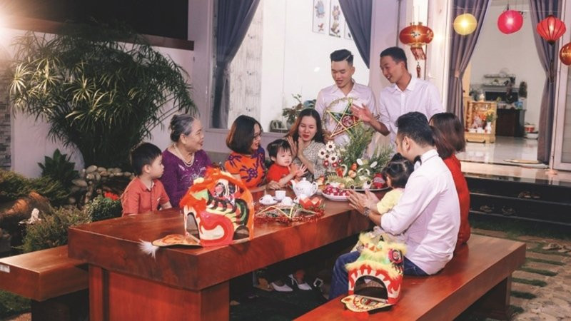 Gia đình chụp ảnh kỷ niệm trong ngày lễ đặc biệt