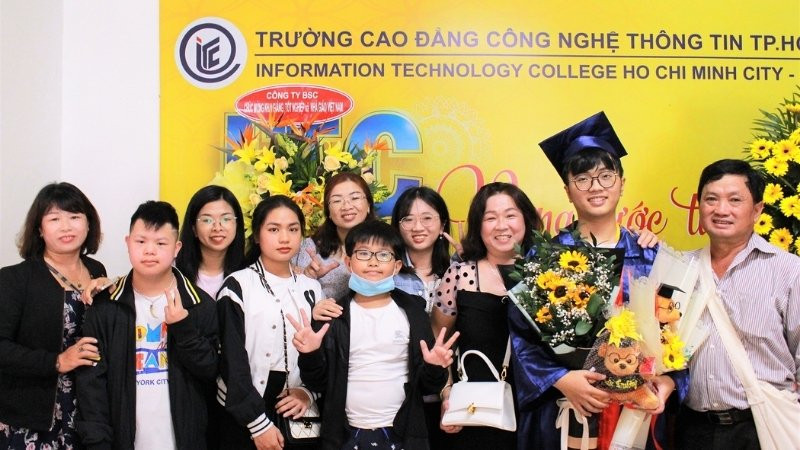 Gia đình chụp ảnh kỷ niệm với hoa và bằng tốt nghiệp