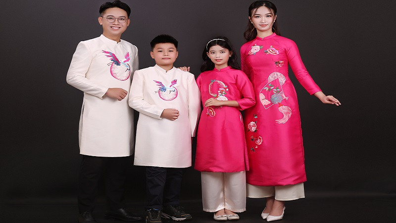 Gia đình chụp ảnh vui đùa trong dịp Tết, không khí ấm áp