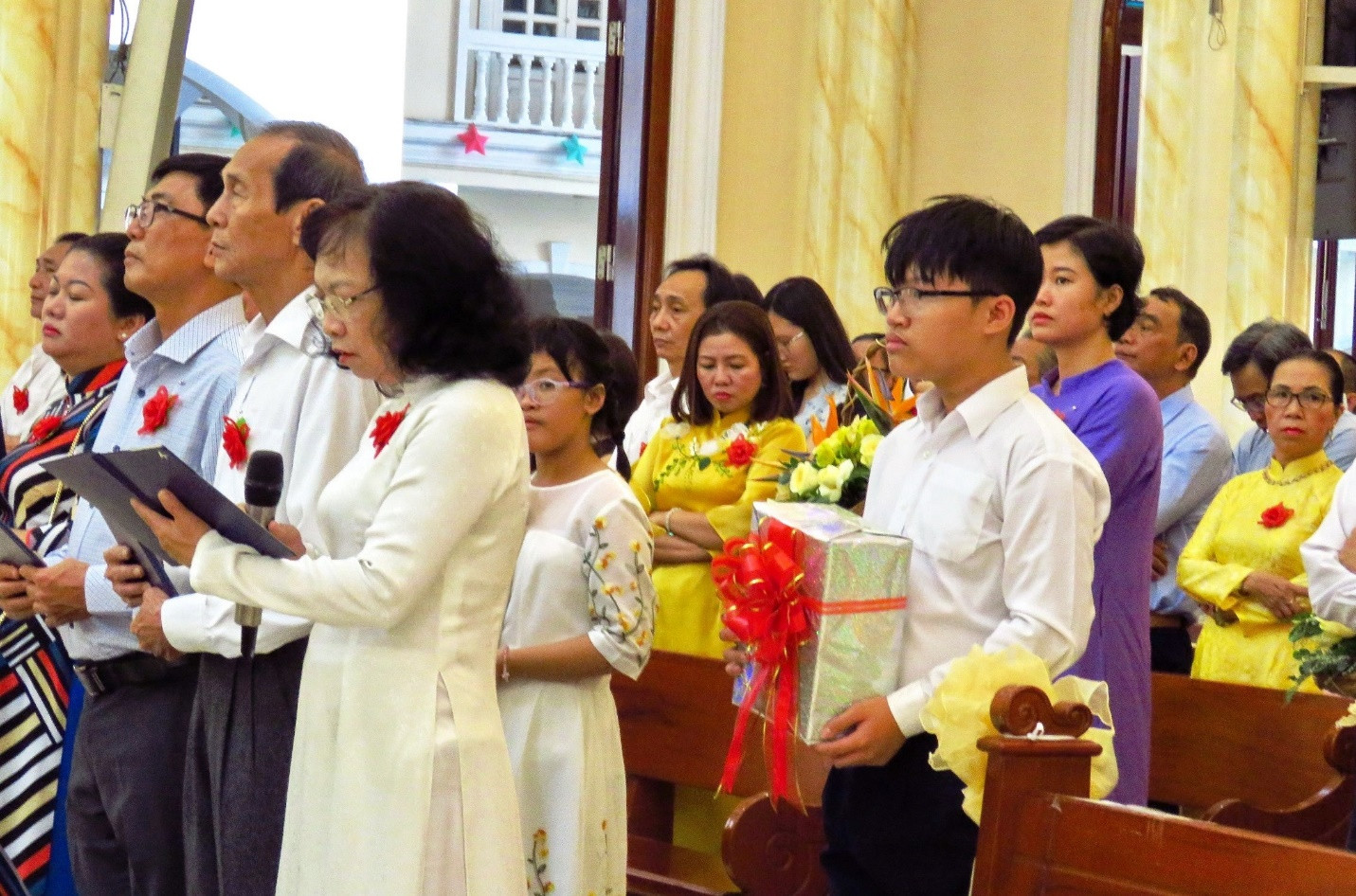 Gia đình Công giáo chụp ảnh kỷ niệm tại nhà thờ sau buổi lễ