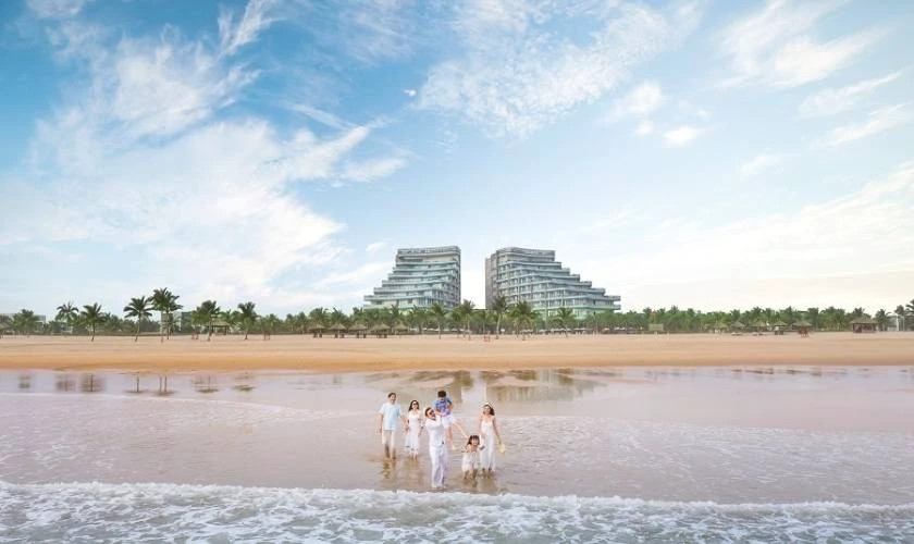 Gia đình cùng nhau chơi trên bãi biển tại Việt Nam