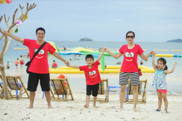 Gia đình cùng nhau diện áo đồng phục và đi du lịch