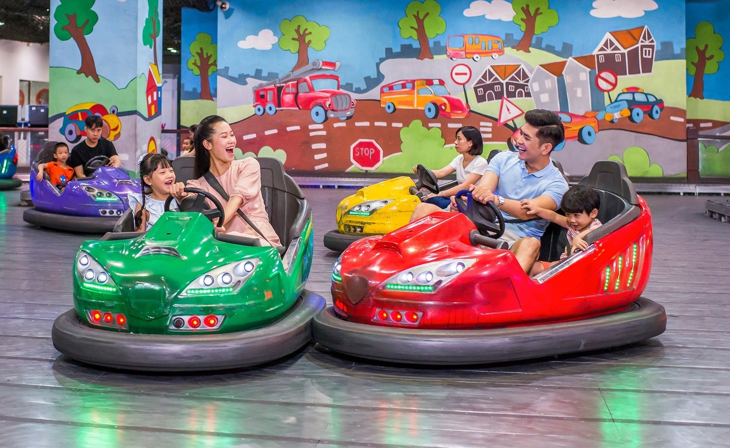 Gia đình cùng nhau hào hứng chơi trò &quot;Xe điện đụng&quot; tại khu vui chơi