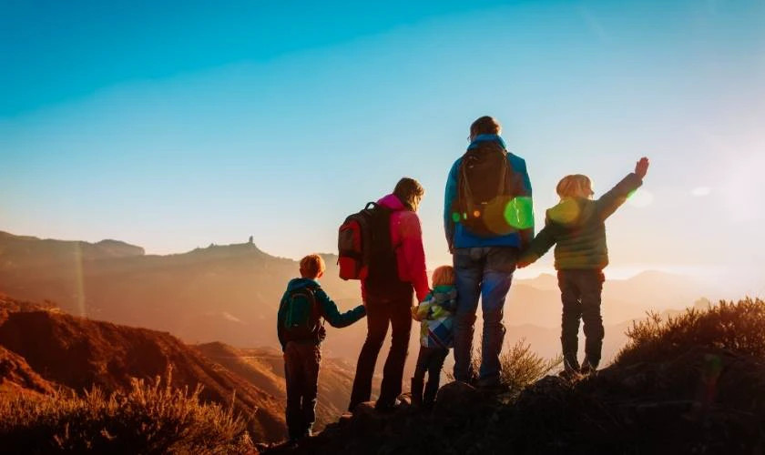 Gia đình cùng nhau leo núi trong chuyến du lịch