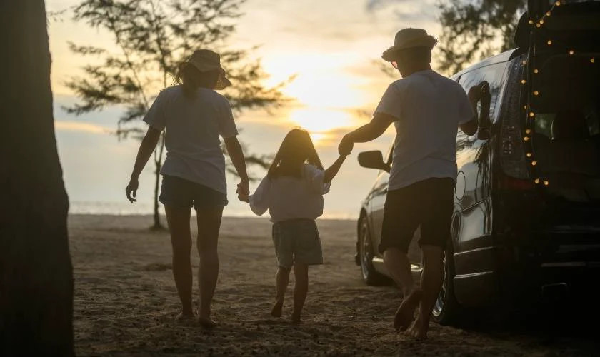 Gia đình cùng nhau nắm tay ra về trên bãi biển