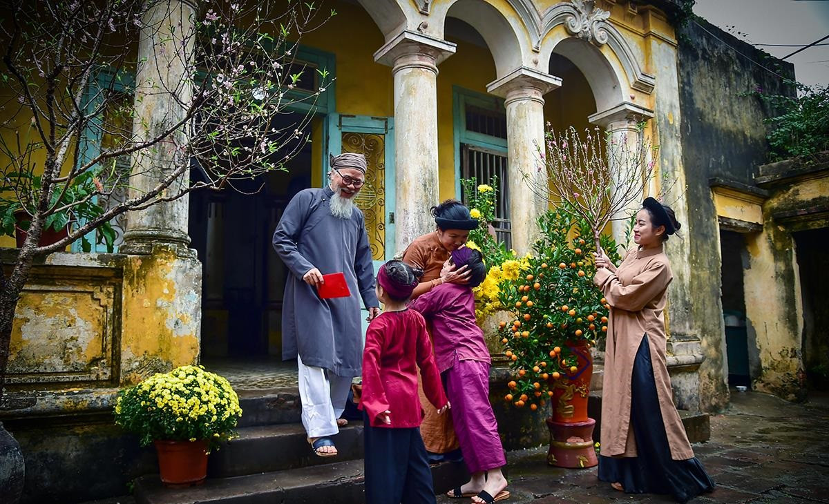 Gia đình cùng nhau sang thăm và chúc Tết ông bà, họ hàng