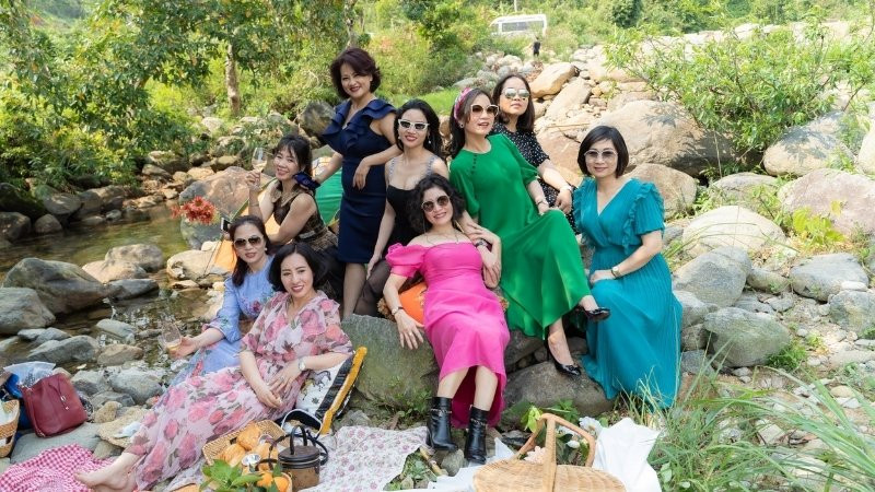 Gia đình cùng nhau tạo dáng trong ảnh du lịch