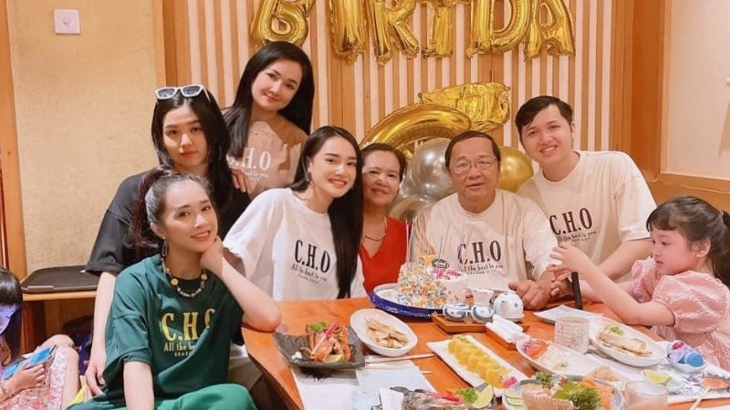 Gia đình cùng nhau thổi nến trên bánh sinh nhật