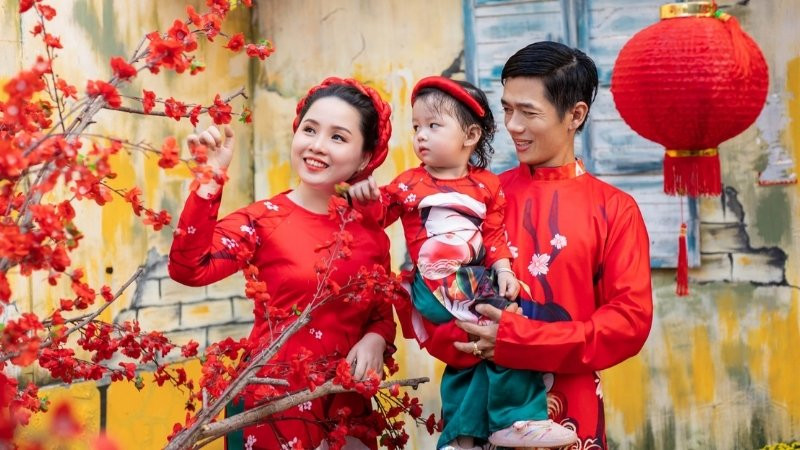 Gia đình cùng nhau trang trí nhà cửa trong ngày lễ