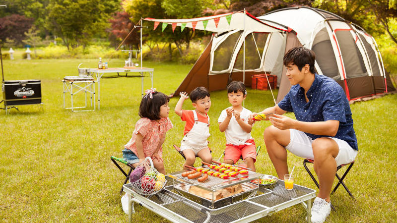 Gia đình đông con cùng nhau chuẩn bị bữa ăn ngoài trời