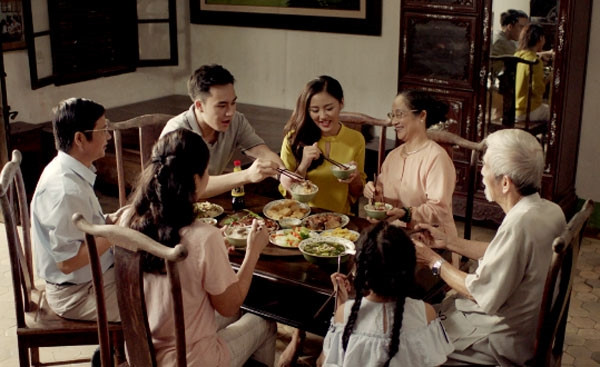 Gia đình đông con quây quần bên mâm cơm tối