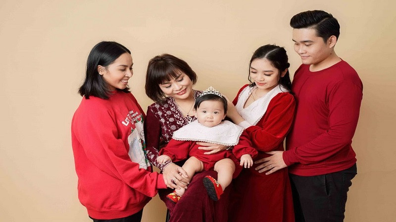 Gia đình mặc áo dài và áo bà ba, chụp ảnh Tết với bối cảnh truyền thống