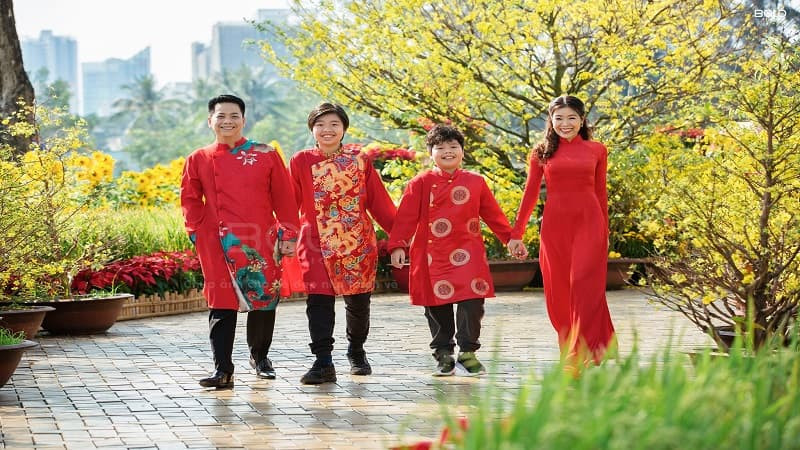 Gia đình mặc áo dài vàng và đỏ, chụp ảnh Tết cùng nhau