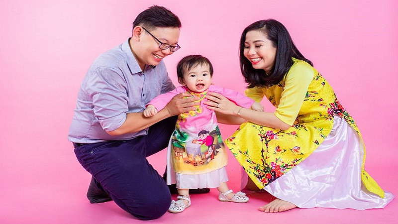 Gia đình mặc đồ đôi áo dài, chụp ảnh Tết trên nền vàng