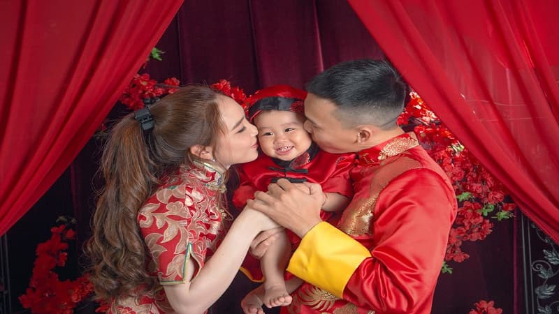 Gia đình mặc đồ đôi màu đỏ, chụp ảnh Tết tại nhà