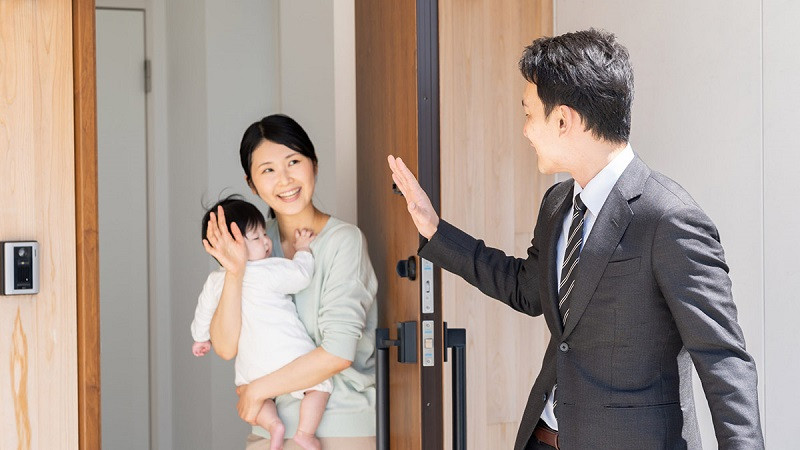 Gia đình mặc đồ truyền thống Nhật Bản, ngồi trên sàn gỗ trong nhà