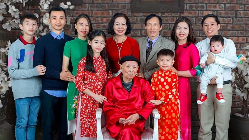 Gia đình mặc sườn xám và trang phục truyền thống, chụp ảnh trong nhà cổ