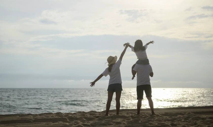 Gia đình ngắm hoàng hôn bên bờ biển vào Ngày Gia đình Việt Nam