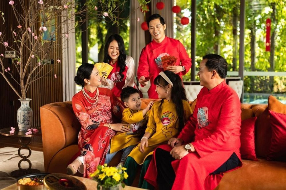 Gia đình nhận lì xì may mắn trong không khí vui tươi ngày đầu năm