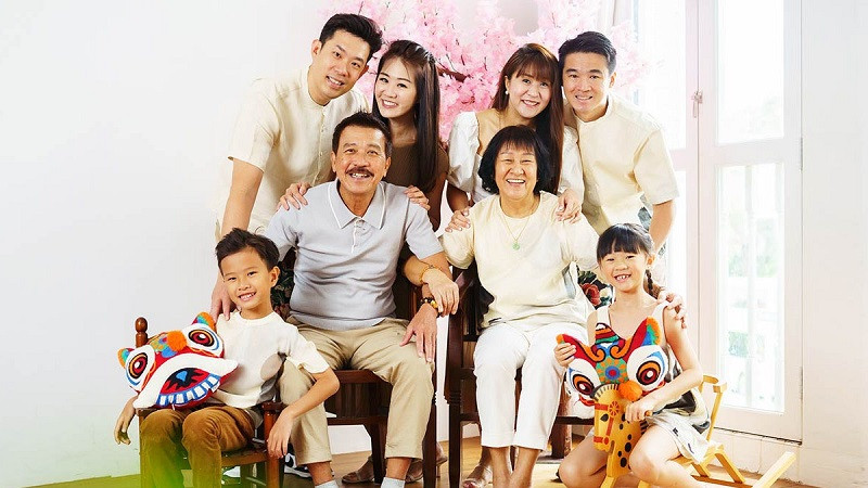 Gia đình nhiều người đang ngồi quay quần bên bàn trà kiểu Trung Quốc