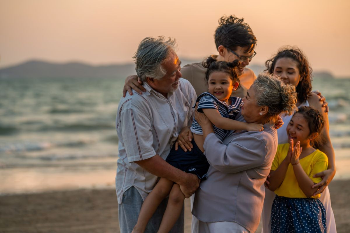 Gia đình nhiều thế hệ chụp ảnh chân dung kỷ niệm bên bờ biển