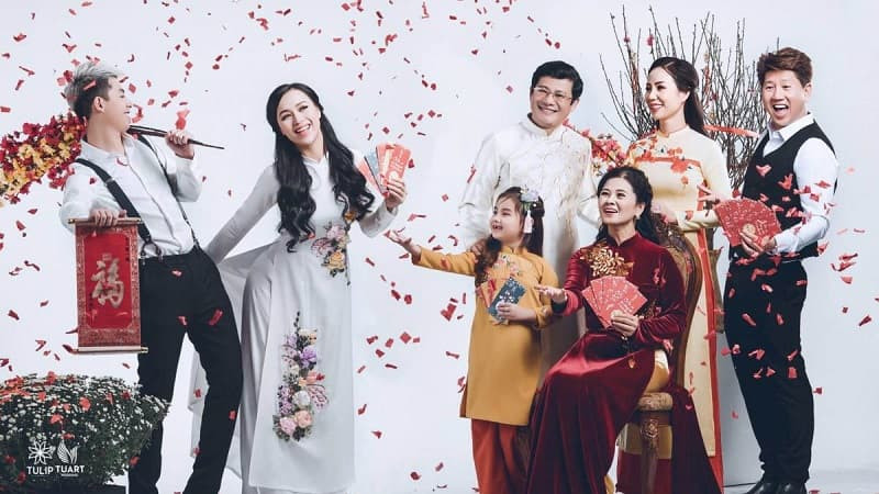 Gia đình nhiều thế hệ mặc trang phục truyền thống Trung Quốc, chụp ảnh sum vầy