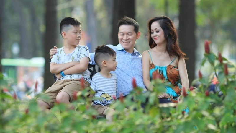 Gia đình nhỏ tạo dáng tự nhiên trong ảnh gia đình