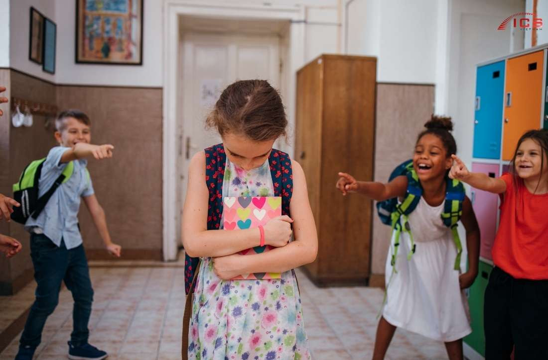 Gia đình quây quần bên nhau, thể hiện sự an toàn và bảo vệ cho trẻ học homeschooling.