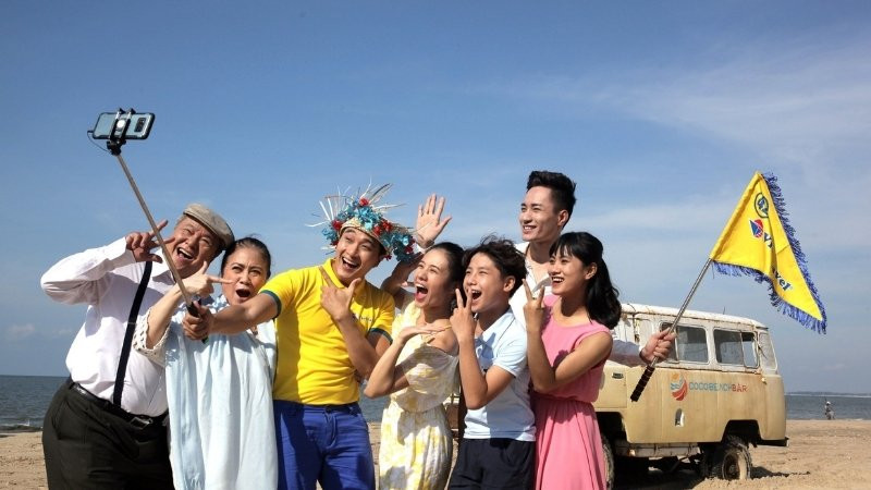 Gia đình vui đùa cùng con trẻ trong bức ảnh đáng yêu