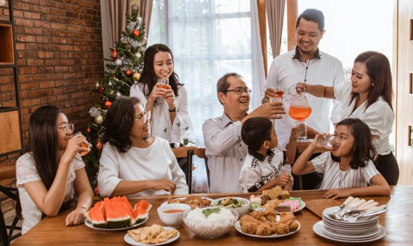 Gia đình vui vẻ bên nhau trong dịp lễ Noel