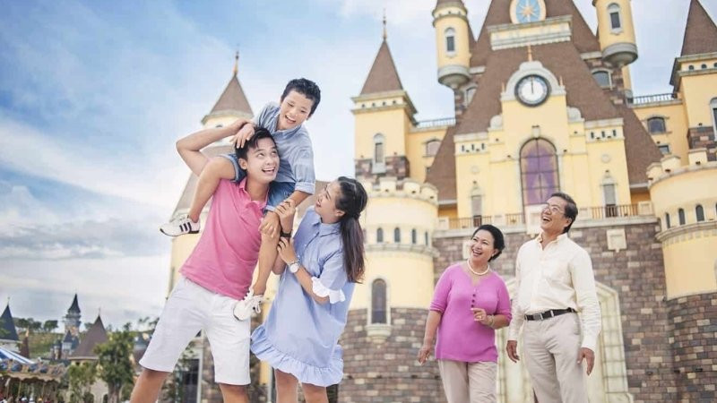 Gia đình vui vẻ chụp ảnh cùng nhau trong khoảnh khắc đời thường