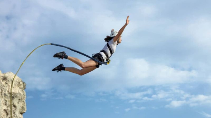 Giải thích ý nghĩa của cơ năng khi vật chuyển động dưới tác dụng của trọng lực