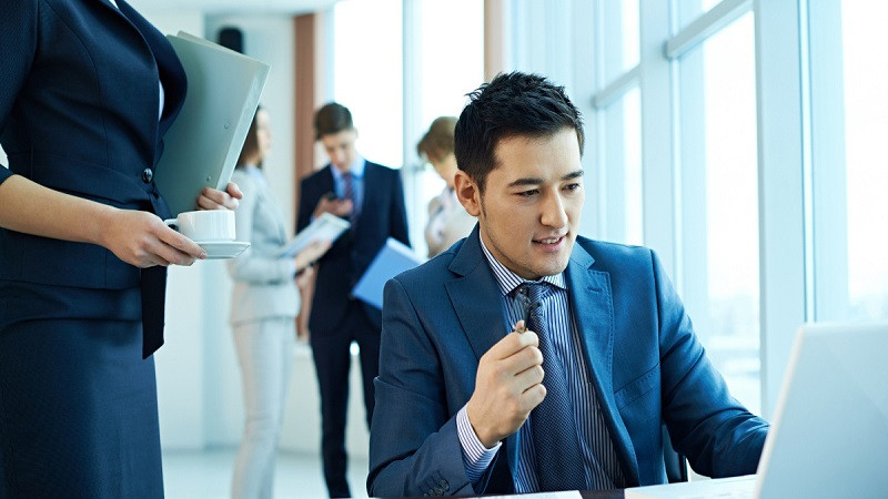 Giám đốc điều hành (CEO) chịu trách nhiệm chung toàn bộ hoạt động công ty