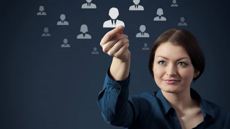 Giám đốc nhân sự (CHRO) quản lý nguồn lực con người trong tổ chức