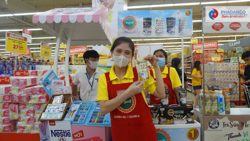 Gian hàng Sampling bắt mắt tại sự kiện, giới thiệu sản phẩm mới và thu hút sự chú ý của người tham quan