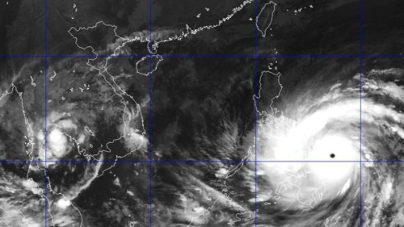 Giao diện ứng dụng Windy hiển thị bản đồ thế giới và dữ liệu mây bão