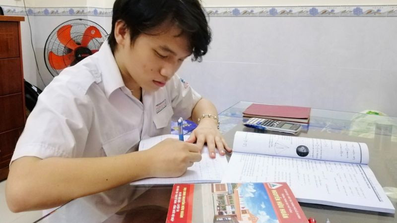 Giáo viên đang tương tác tích cực với học sinh trong lớp