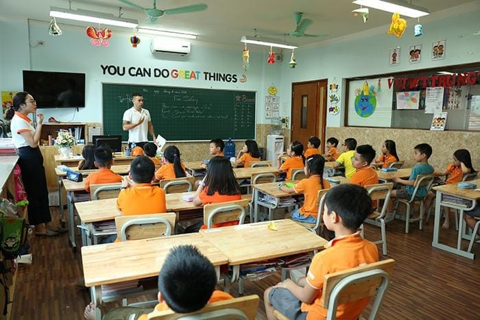 Giáo viên nước ngoài cùng học sinh tại trường quốc tế Bill Gates School