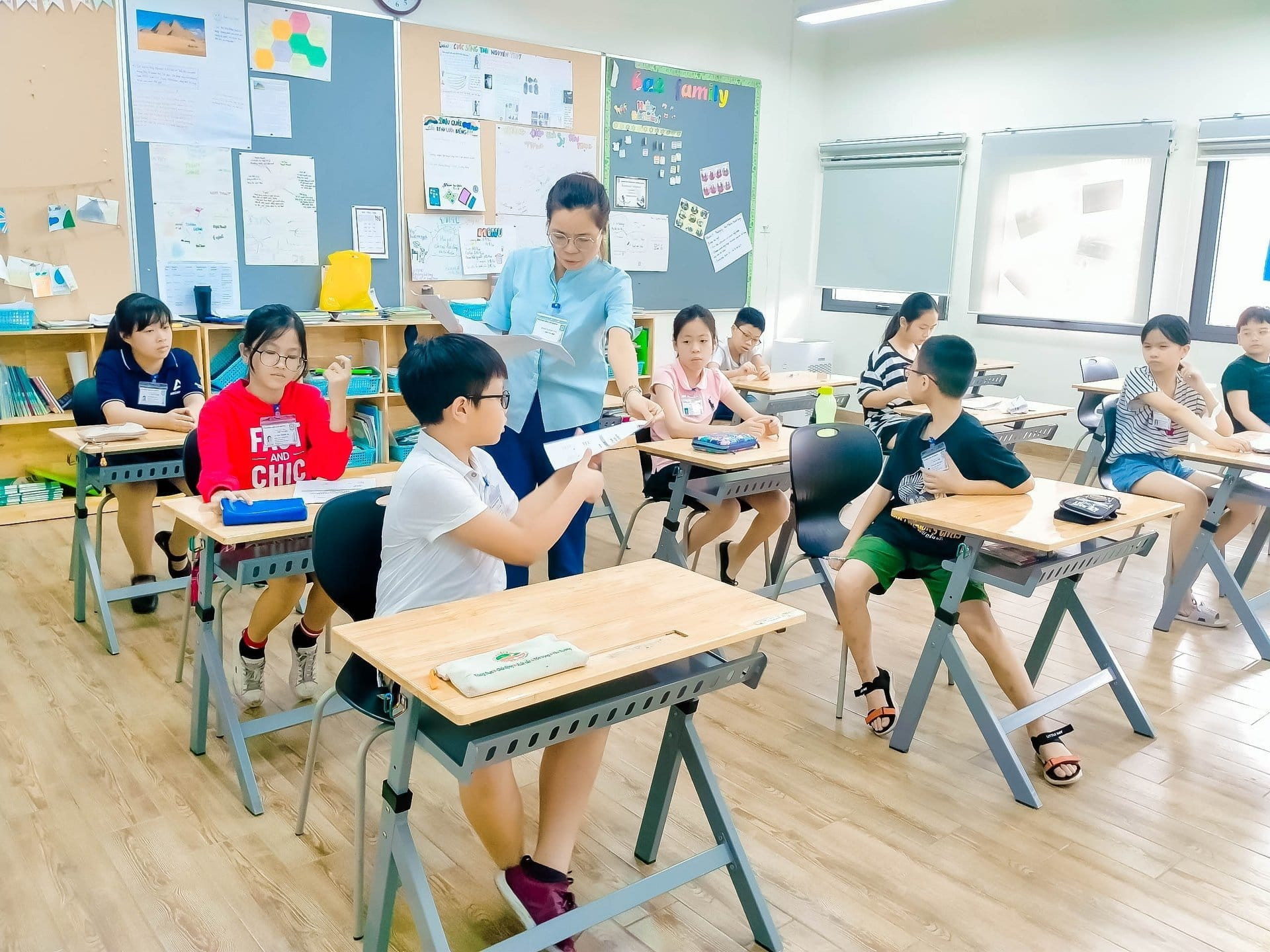 Giáo viên SenTia School tương tác với học sinh