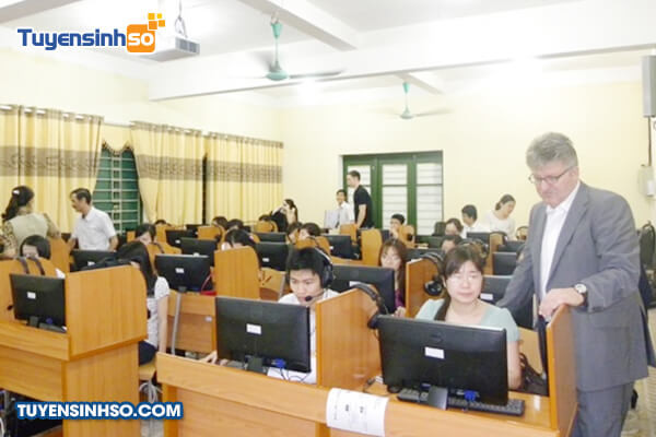 Giờ học sôi động của sinh viên trường Ngoại ngữ