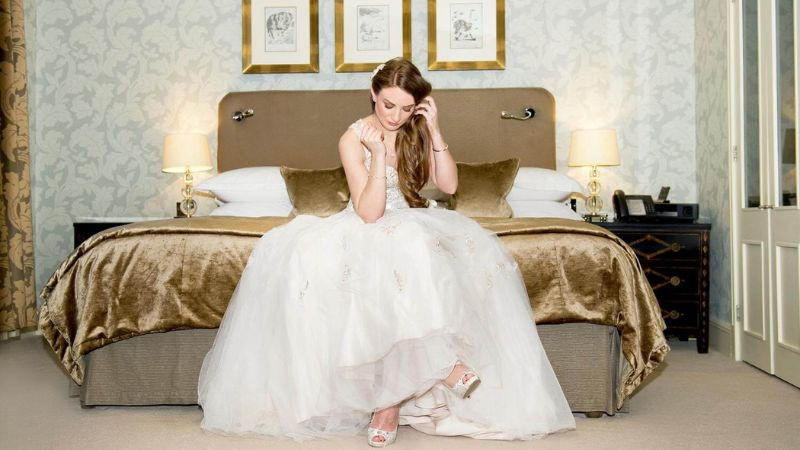 Góc chụp lãng mạn cho cô dâu với bối cảnh biển.